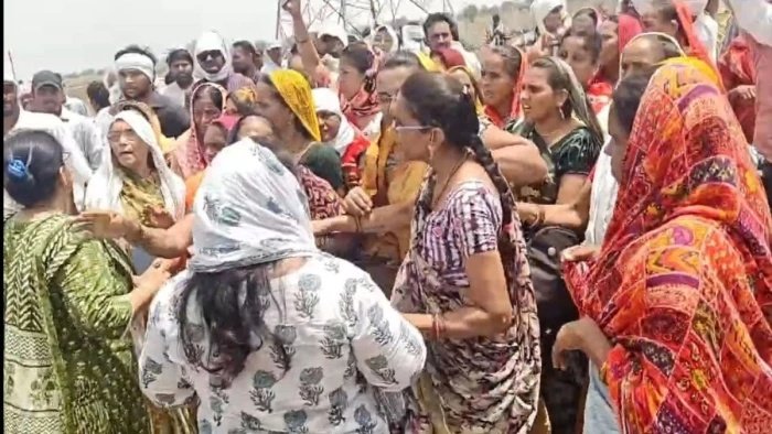 खंडवा: सुलगांव में विद्युत टावर लगाने को लेकर बवाल, मुआवजे पर बनी सहमति के बाद किसानों का धरना समाप्त
