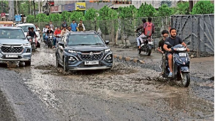 Indore Traffic News: फ्लाईओवर निर्माण के बीच इंदौर की सर्विस रोड बनी मुसीबत; बारिश में बढ़ेगी वाहन चालकों की परेशानी