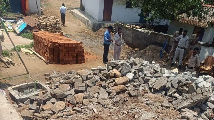 Chhindwara News: तामिया में सरकारी जमीन से हटाया गया अवैध चबूतरा; रातों-रात शिवलिंग स्थापना पर प्रशासन सख्त