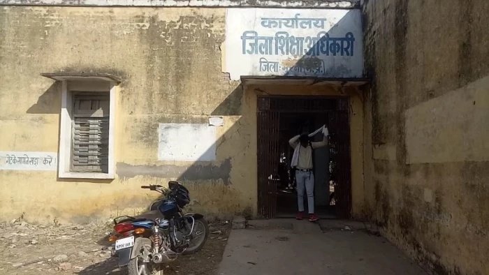 मुरैना का 'फर्जी दिव्यांग शिक्षक' घोटाला: 47 शिक्षकों के प्रमाणपत्रों पर संशय, प्रशासन ने फिर शुरू की जांच