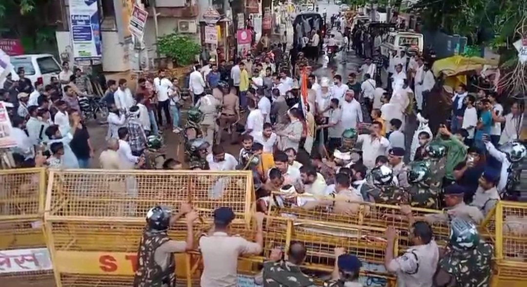 सतना में भाजपा कार्यालय घेराव के दौरान बवाल, वाटर कैनन कार्रवाई में युवा कांग्रेस अध्यक्ष का पैर टूटा