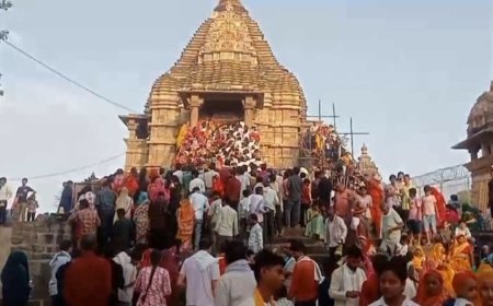 खजुराहो में सोमवती अमावस्या: 30 साल बाद बना दुर्लभ महासंयोग, मतंगेश्वर मंदिर में उमड़ा आस्था का जनसैलाब