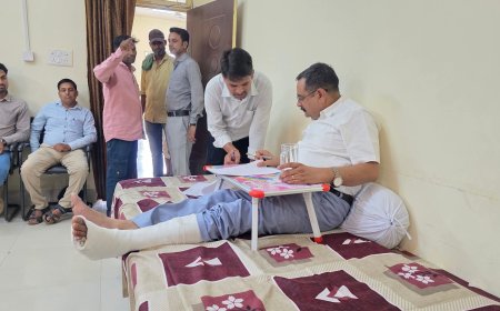 Shivpuri News: ड्यूटी के प्रति गजब जज्बा! फ्रैक्चर पैर के बावजूद SDM अनूप श्रीवास्तव दफ्तर पहुंचकर निपटा रहे फाइलें