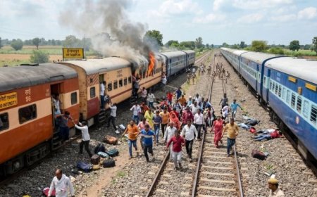 मुरैना ट्रेन हादसा: खजुराहो एक्सप्रेस में आग की अफवाह के बाद मची भगदड़, दूसरी ट्रेन की चपेट में आने से कई यात्रियों की आशंका