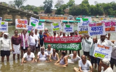 नरसिंहपुर में बिजली पेंशनरों का जल सत्याग्रह: 26 वर्षों से लंबित मांगों के लिए नर्मदा नदी में उतरे बुजुर्ग