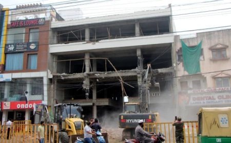 Bhopal Municipal Corporation Action: अशोक गार्डन में अवैध निर्माण पर निगम का चला बुलडोजर; 4 मंजिला इमारत का हिस्सा ढहाया