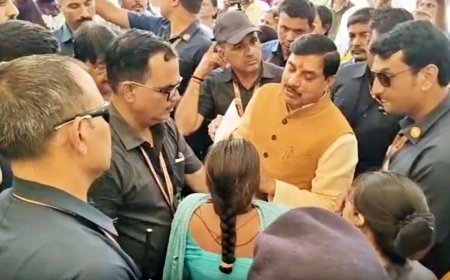 Indore News: मेट्रो प्रोजेक्ट के मुआवजे में भेदभाव! सीएम मोहन यादव के पैर पकड़कर महिला ने लगाई गुहार