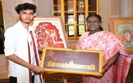 Rishabh Vanshkar: निवाड़ी के युवा चित्रकार ने बढ़ाया बुंदेलखंड का मान; राष्ट्रपति द्रौपदी मुर्मू ने ऋषभ को किया सम्मानित
