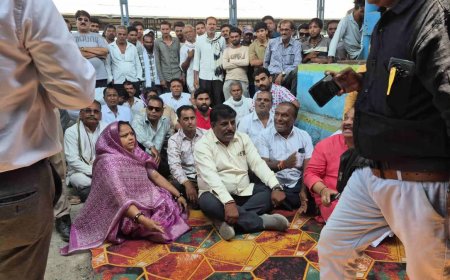 Ratlam News: शासकीय कार्यक्रम में भाजपा के होर्डिंग पर बवाल, कांग्रेस का धरना; प्रशासन ने आनन-फानन में हटवाए पोस्टर
