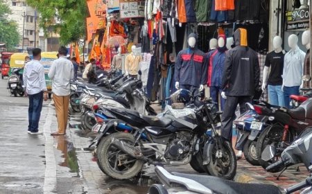 Indore Traffic News: इंदौर के राजवाड़ा बाजार में पैदल चलना हुआ दूभर; फुटपाथ पर दुकानदारों का कब्जा, बढ़ रहा हादसों का खतरा