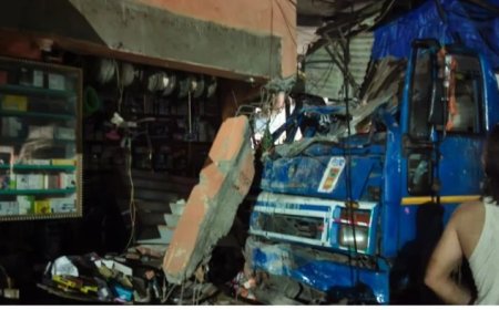 Sagar Road Accident: सागर-खुरई मार्ग पर अनियंत्रित मिनी ट्रक दुकान में घुसा; चालक गंभीर रूप से घायल