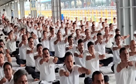International Yoga Day 2026: भोपाल के रानी कमलापति स्टेशन पर पहली बार हुआ योग महाकुंभ, यात्रियों और कर्मचारियों ने की साधना