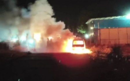 Car Fire in Badarwas: शिवपुरी के बदरवास बायपास पर कार में लगी भीषण आग; व्यापारी सवार थे पटना, जलकर खाक हुई गाड़ी