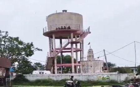 Ujjain News: खेत के रास्ते के लिए पानी की टंकी पर चढ़े किसान; बड़नगर में प्रशासनिक अमले में मचा हड़कंप