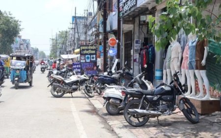Indore News: वीआईपी से एयरपोर्ट रोड की 60 फीट रोड पर अतिक्रमण का कब्जा; पैदल चलना हुआ मुश्किल, दुर्घटना का बढ़ रहा खतरा