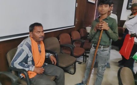 पन्ना: दृष्टिबाधित पिता की पीड़ा, बच्चों के हॉस्टल एडमिशन के लिए दर-दर भटकने को मजबूर; जनसुनवाई में लगाई गुहार