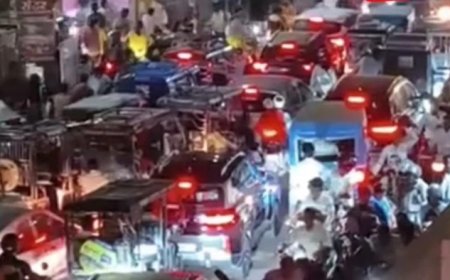 Gwalior Traffic Jam: ग्वालियर के बाजारों में लगा भीषण जाम, अवकाश और सहालग के चलते रेंगते रहे वाहन