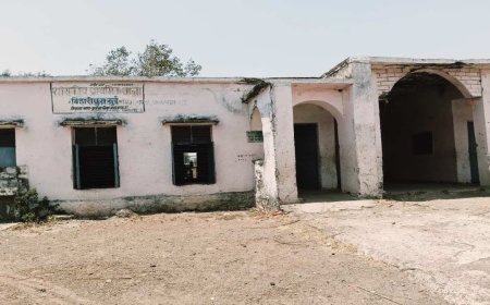 खंडवा: बिहारीपुरा खुर्द में जर्जर स्कूल भवन में पढ़ने को मजबूर मासूम, छत से गिर रहा सीमेंट; बड़ा हादसा होने का डर