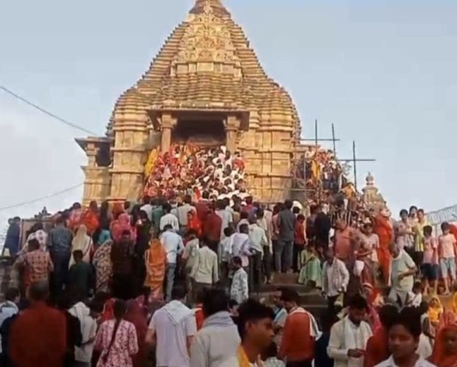 खजुराहो में सोमवती अमावस्या: 30 साल बाद बना दुर्लभ महासंयोग, मतंगेश्वर मंदिर में उमड़ा आस्था का जनसैलाब