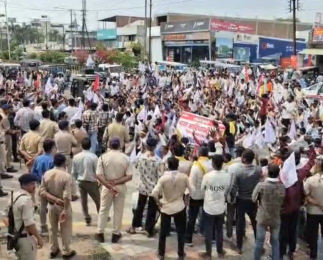 Ratlam News: भारतीय आदिवासी पार्टी का कलेक्ट्रेट पर बड़ा प्रदर्शन; विधायक कमलेश्वर डोडियार ने तोड़ा पुलिस बैरिकेड