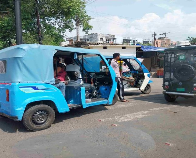 High Court Notice on E-Rickshaw: ई-रिक्शा के नियम होंगे सख्त? जबलपुर हाई कोर्ट ने केंद्र और राज्य सरकार से मांगा जवाब