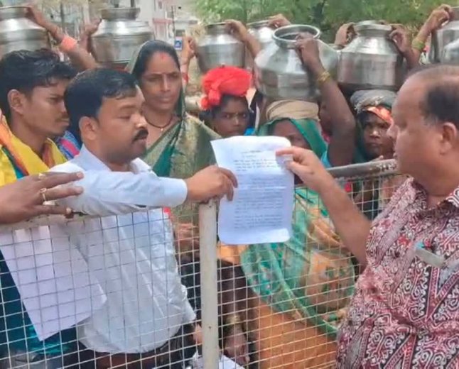 Chhindwara Jal Jeevan Mission: सरकारी बोरवेल फेल, ग्रामीणों को पीने पड़ रहे दूषित पानी! कलेक्टर से लगाई गुहार