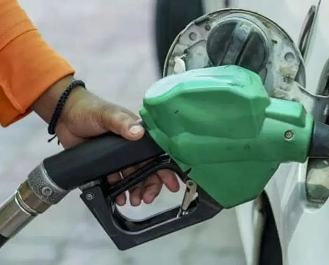 Crude Oil Price Hike: ईरान-अमेरिका विवाद से कच्चे तेल में 3% की तेजी, क्या भारत में फिर महंगे होंगे पेट्रोल-डीजल?