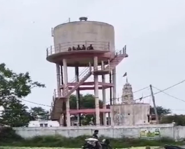 Ujjain News: खेत के रास्ते के लिए पानी की टंकी पर चढ़े किसान; बड़नगर में प्रशासनिक अमले में मचा हड़कंप