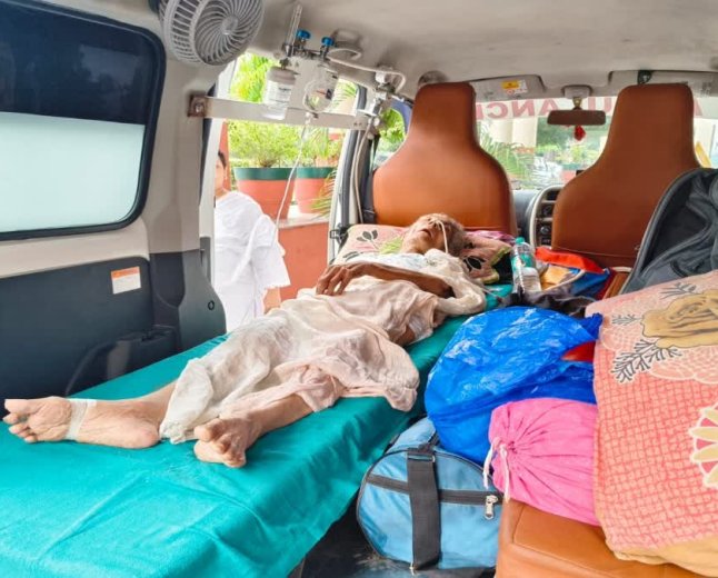 Indore News: 900 किलोमीटर का एम्बुलेंस सफर! संपत्ति हड़पने वाले भतीजे के खिलाफ न्याय मांगने इंदौर पहुंची 83 वर्षीय बुजुर्ग