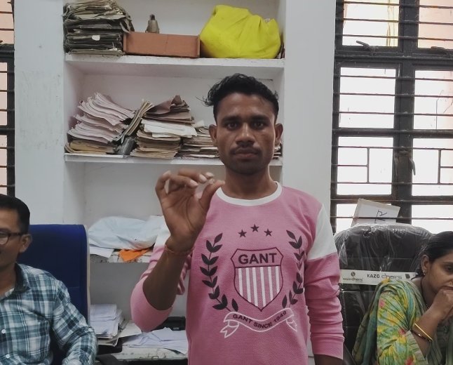 Panna Diamond News: पन्ना की धरती ने फिर उगला हीरा; आदिवासी युवक को मिला 11.19 कैरेट का बेशकीमती रत्न, कीमत 50 लाख से अधिक