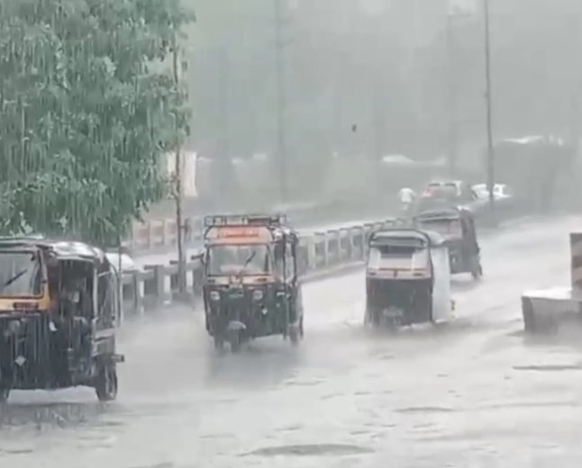 MP Monsoon Update: मध्य प्रदेश में मानसून की धमाकेदार एंट्री; 45 जिलों के लिए येलो अलर्ट जारी, जानिए कब तक भीगेगा पूरा प्रदेश