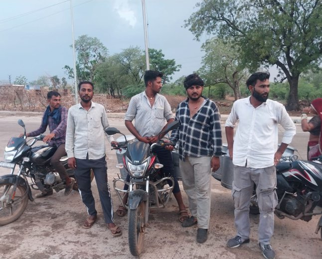 Connectivity Crisis: श्योपुर जिले के कलमी गांव में नेटवर्क का टोटा; डिजिटल इंडिया के दौर में भी ग्रामीण बुनियादी सुविधाओं से दूर