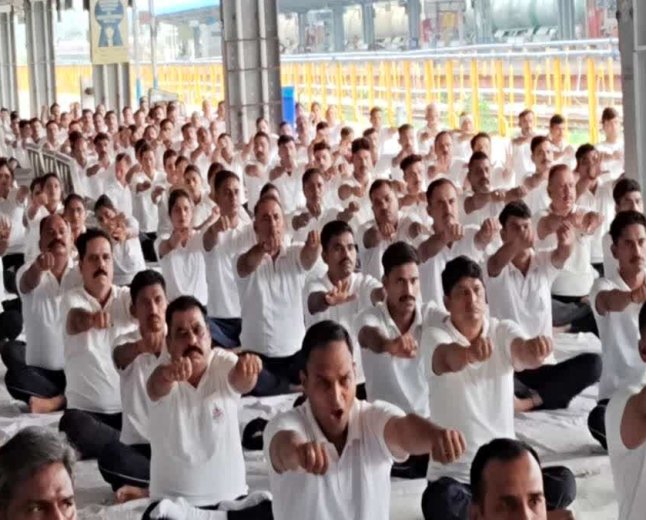 International Yoga Day 2026: भोपाल के रानी कमलापति स्टेशन पर पहली बार हुआ योग महाकुंभ, यात्रियों और कर्मचारियों ने की साधना