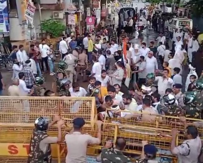 सतना में भाजपा कार्यालय घेराव के दौरान बवाल, वाटर कैनन कार्रवाई में युवा कांग्रेस अध्यक्ष का पैर टूटा