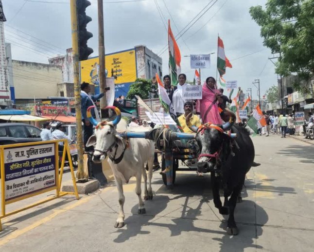 Farmers Protest in Ratlam: रतलाम में किसानों का हल्ला बोल; खाद की समस्या को लेकर कलेक्ट्रेट का घेराव, प्रशासन अलर्ट