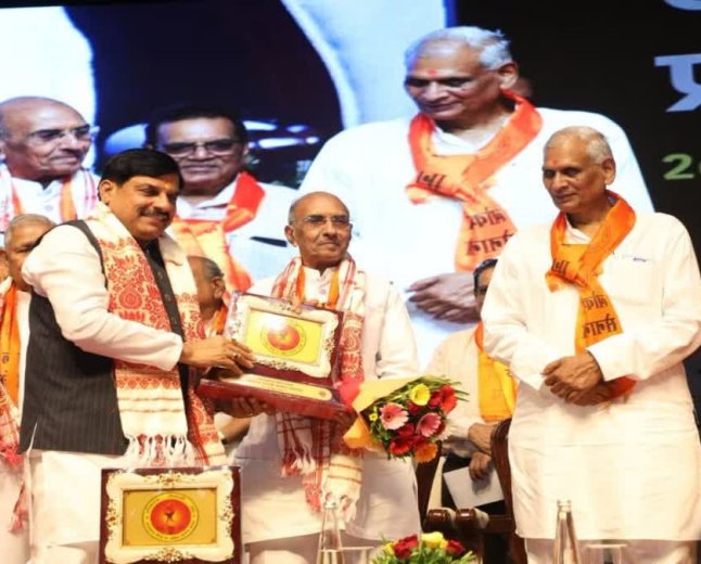 MP News: लोकतंत्र सेनानियों को मिलेगी स्पेशल ट्रेन और निशुल्क ठहरने की सुविधा; सीएम मोहन यादव ने किए बड़े ऐलान
