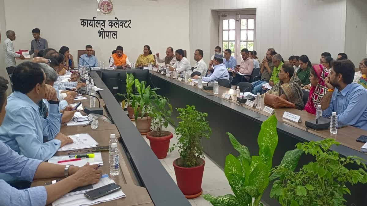 'दिशा' समिति की बैठक में विकास कार्यों की समीक्षा; सड़कों के बार-बार खोदने पर अधिकारियों को लगाई फटकार