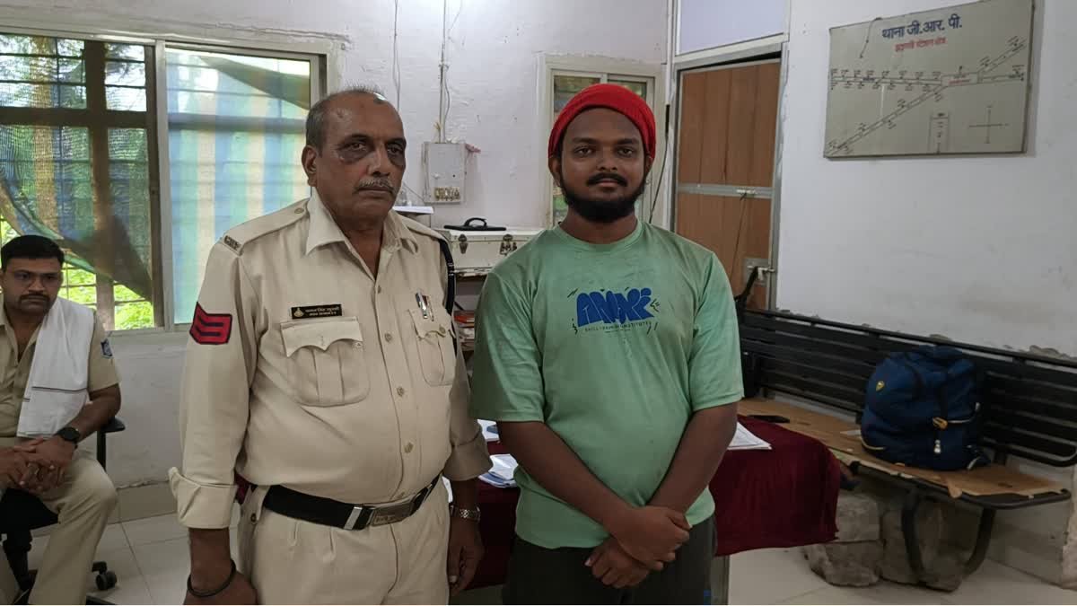 प्लेटफार्म नंबर 1 पर सो रहे युवक के बैग से निकले 500 और 100 के नोट, आयकर विभाग को दी गई सूचना