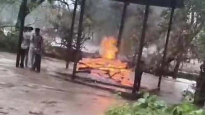 धार के जामला गांव में कुदरत का कहर; बाढ़ में बहने लगा शव, ग्रामीणों ने सुरक्षित निकाला