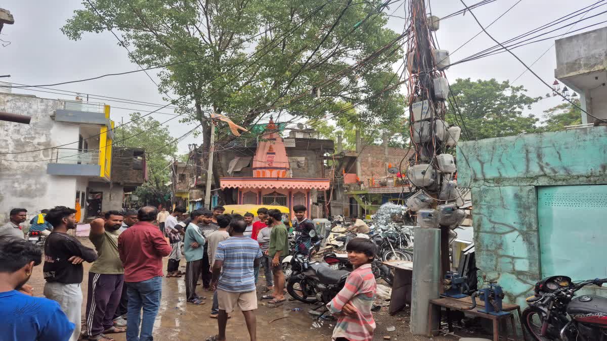 रतलाम में बिजली बिल ने लोगों को रुलाया; 2 कमरों के मकान का 10 हजार बिल, रहवासियों का प्रदर्शन