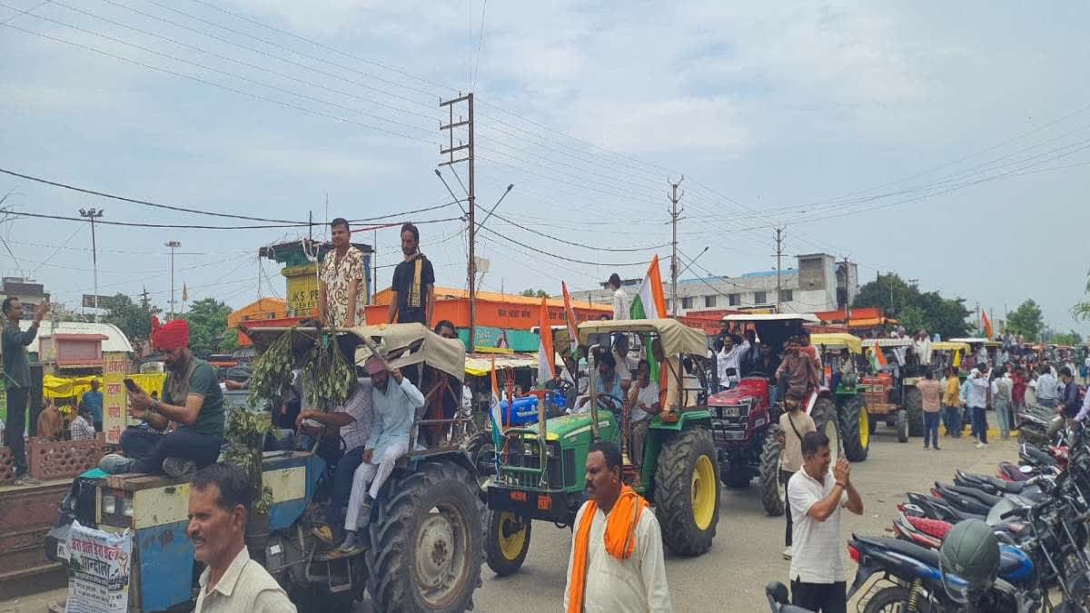 मूंग की शत-प्रतिशत खरीदी के लिए किसानों का उग्र प्रदर्शन; भैरूंदा में 1500 ट्रैक्टरों के साथ किया चक्काजाम