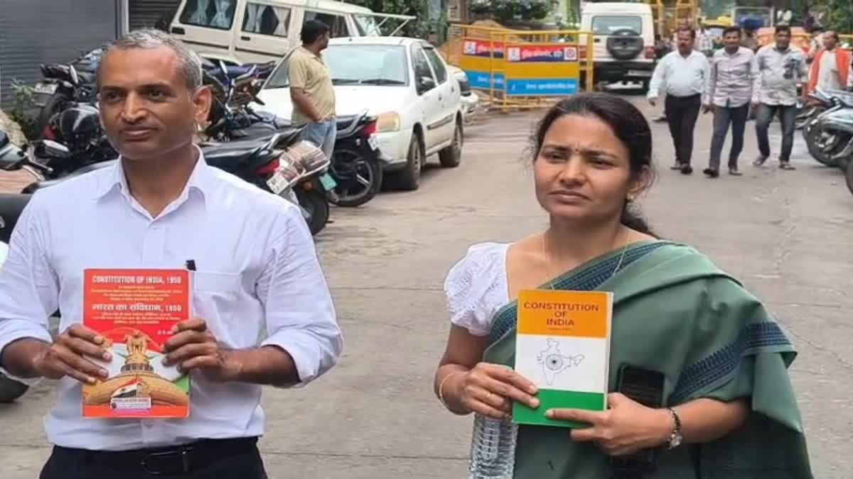 'छात्र क्या कीड़े हैं?'; विजयवर्गीय के घर बाहर धरने पहुंचे दंपती पुलिस हिरासत में