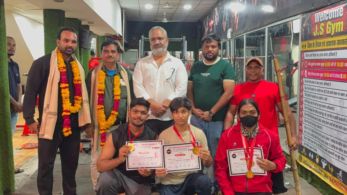 रायपुर नेशनल प्रतियोगिता के लिए चयनित हुए सेंधवा के 6 पावरलिफ्टर; जिम में जश्न का माहौल
