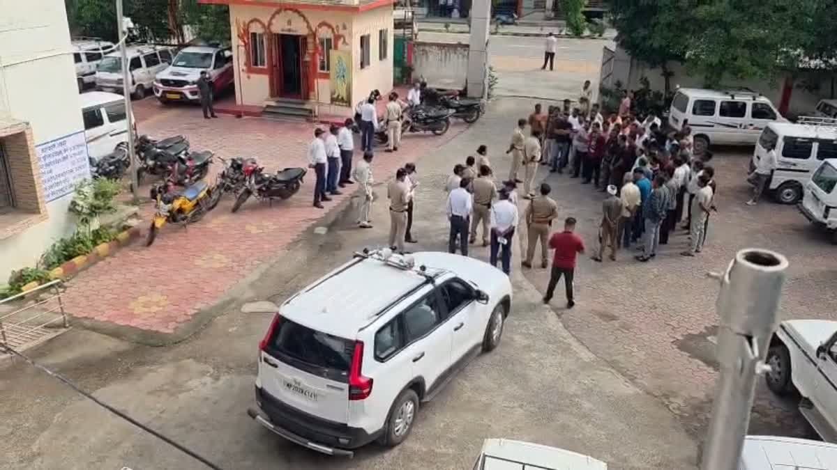 बच्चों की सुरक्षा से खिलवाड़ करने वाले 40 वैन संचालकों पर फूटा पुलिस का गुस्सा; 17 गाड़ियां सीधे जब्त