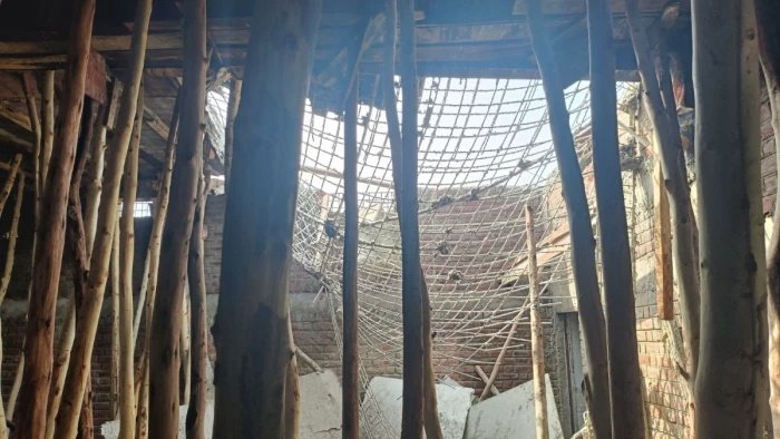 25 लाख की लागत से बन रही इमारत भरभराकर गिरी, बाल-बाल बचे मजदूर; ग्रामीणों में भारी आक्रोश