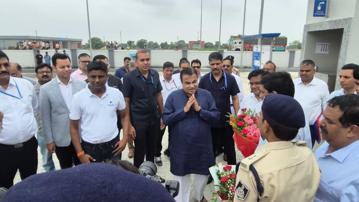 दिल्ली-मुंबई एक्सप्रेस-वे निरीक्षण के दौरान नितिन गडकरी के काफिले के सामने आए ग्रामीण; बड़ा हादसा टला
