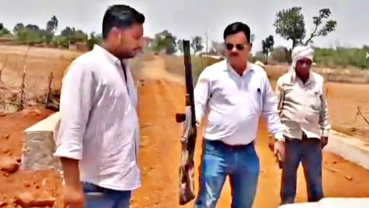 सतना में उपयंत्री की दबंगई पड़ी भारी; शासकीय कार्य में बंदूक ले जाना बना निलंबन का कारण
