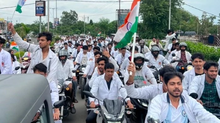 हमीदिया अस्पताल से भदभदा तक डॉक्टरों की रैली, जल्द मांगें नहीं मानीं तो तेज होगा आंदोलन