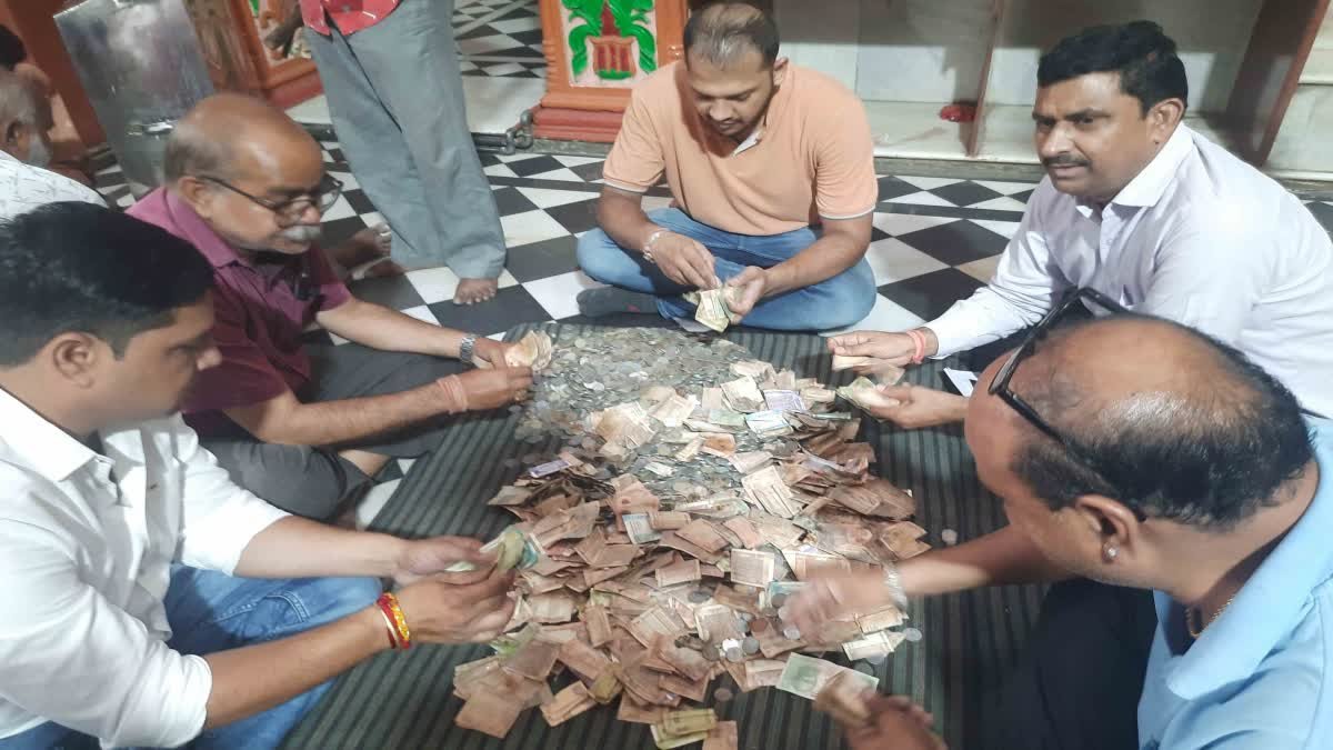 बांके बिहारी मंदिर की दानपेटी की चाबी खोई, ताला टूटा तो नगदी से ज्यादा निकलीं श्रद्धालुओं की अटूट आस्था की चिट्ठियां