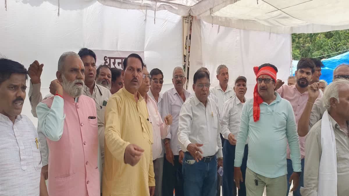 2.50 लाख डाक सेवकों के भविष्य का सवाल! नियमित पेंशन और भत्तों की मांग को लेकर मुख्य डाक भवन पर नारेबाजी